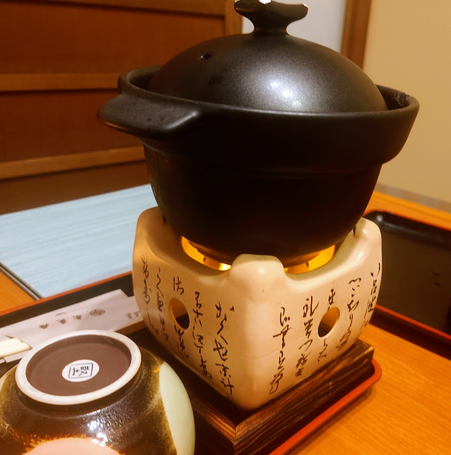 奈良屋の夕食の2日目には、松茸御飯が出された。目の前で土瓶で炊き、香りがとてもよい、